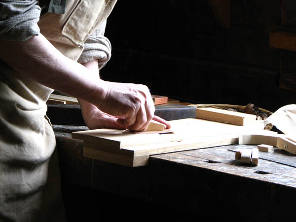Nacemos de la influencia y formación  heredada en el sector de la <strong>carpintería de madera y ebanistería  en Padrón.</strong>